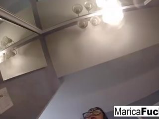 Marica hase sa sekswal damit-panloob masturbates sa ang salamin