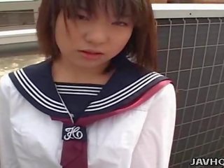 Japanilainen nuori tyttöystävä imee akseli sensuroimattomia