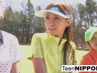יפה אסייתי נוער בנות לשחק א משחק מקדים של רצועה גולף: הגדרה גבוהה סקס וידאו 0e