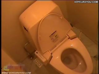 Skrytý kamery v the priateľka toaleta izba