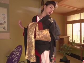 Milf neemt neer haar kimono voor een groot piemel: gratis hd volwassen film 9f