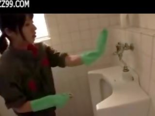 Mosaic: enchanting cleaner dáva geek fajčenie v lavatory 01