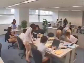 Elegante asiática grupo de secretários nu