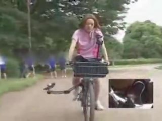 Japonská paní masturbated zatímco na koni a specially modified xxx film vid bike!