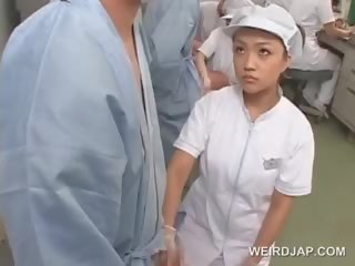 Porca asiática enfermeira fricção dela pacientes faminto putz