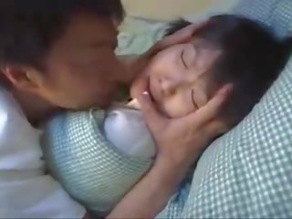 Stor asiatisk tenåring knullet av henne stepfather