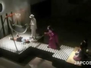 Ázsiai smashing segg színésznő játszik deity -ban beöltözve színhely
