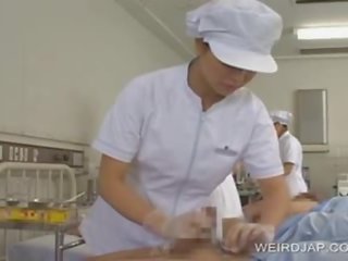 Banda huk z azjatyckie dziewczyny dający ręka praca