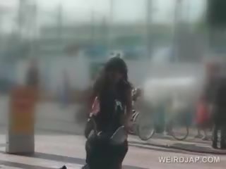 Splendid japonesa miúda masturba com dildo em dela bike