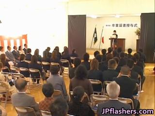 Японки мед по време на graduation